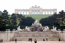 Schloss_Schönbrunn_Gloriette_und_Neptunbrunnen.JPG